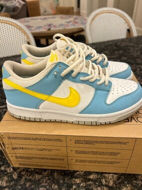 Nike Kids Low-Top Sneakers in Light Blue, Yellow & White